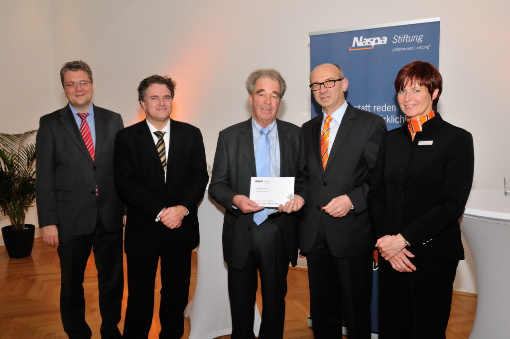 Vertreter der Naspa-Stiftung (im Foto rechts) übergaben 20.000 Euro an unseren Förderverein.